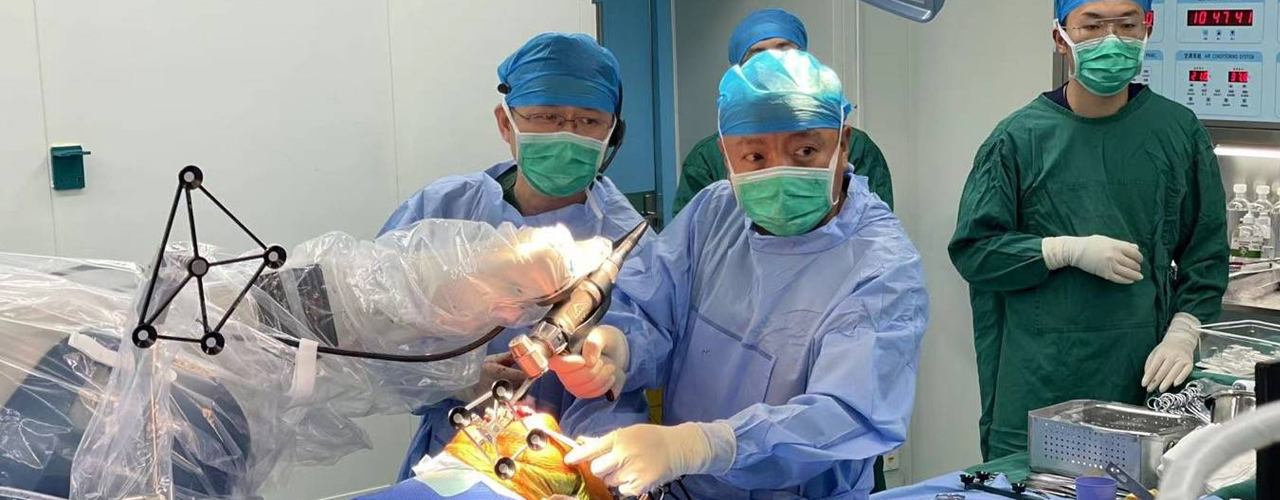 五地同步做机器人髋膝关节置换手术，有医生说首次接触很震撼